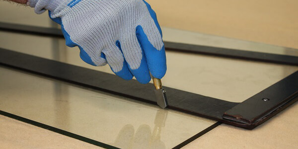 Cut the glass for picture framing Cut the glass for picture framing